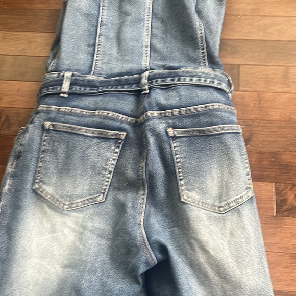 Belted denim jumpsuit from Venus. Size 6 - Picture 5 of 9